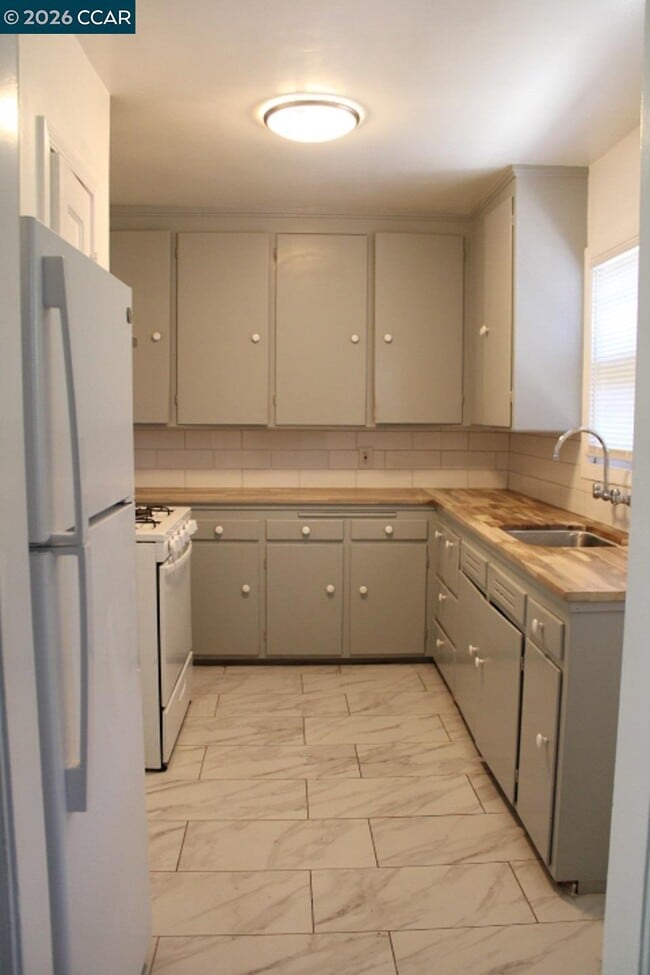 Building Photo - 400 33rd St