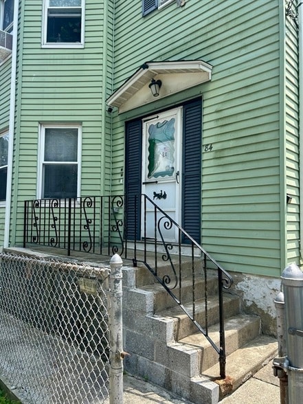 Building Photo - 84 Durfee St
