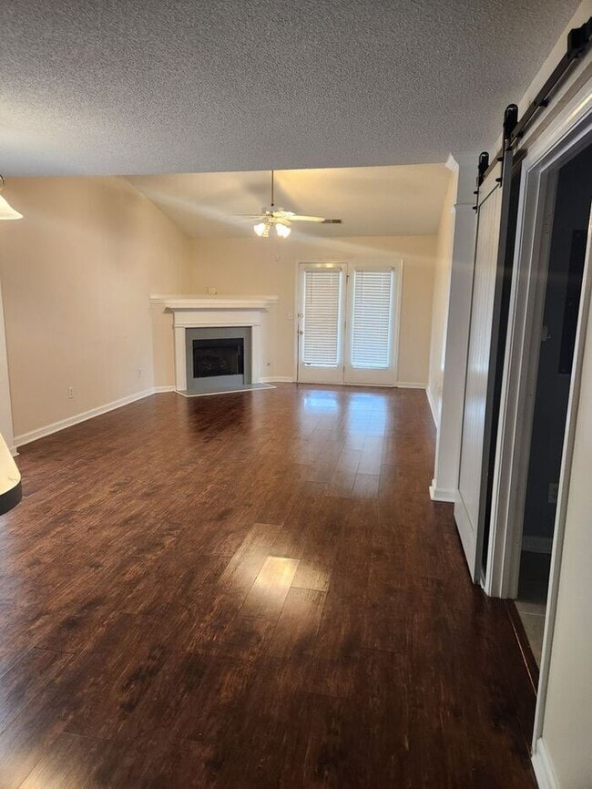 Building Photo - Lovely 2 Bedroom Bath