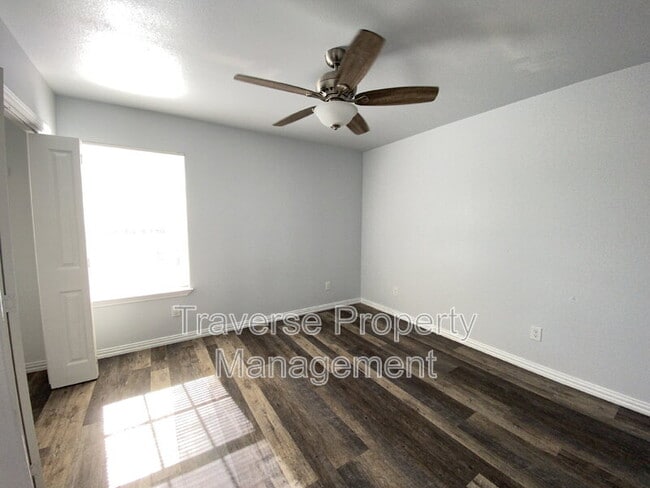 Building Photo - 924 E Annie St