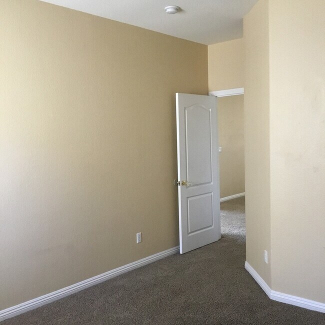Building Photo - Northwest 4 Bedroom Beauty!!