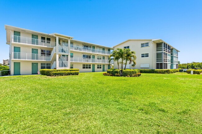 Building Photo - 850 Horizon St E