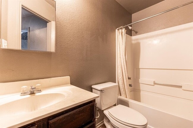 Building Photo - 1422 Meadow Pkwy