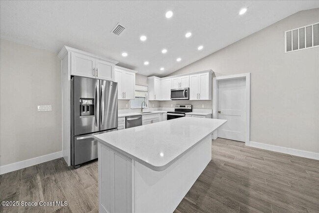 Building Photo - 2060 Newfound Harbor Dr