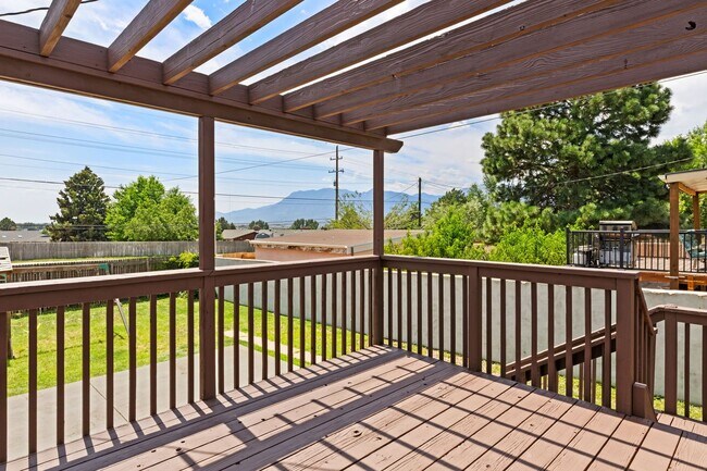 Building Photo - 4 bedroom with large backyard