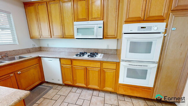 Building Photo - Bright & Stylish 4BR Townhouse with Privat...