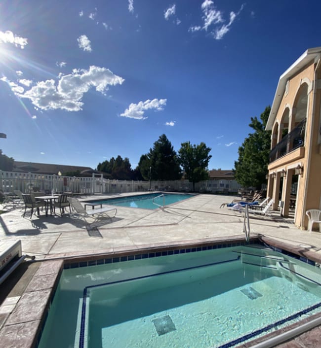 Building Photo - Great 2 Bd 2.5 Bath Townhome in Sandy