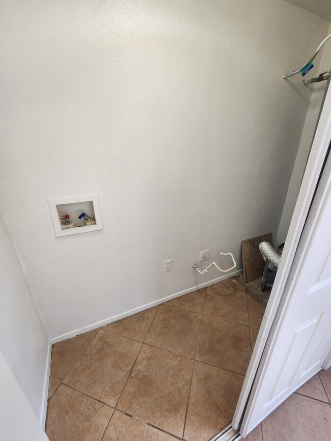 Building Photo - 3 bed 2 bath home, move in ready!