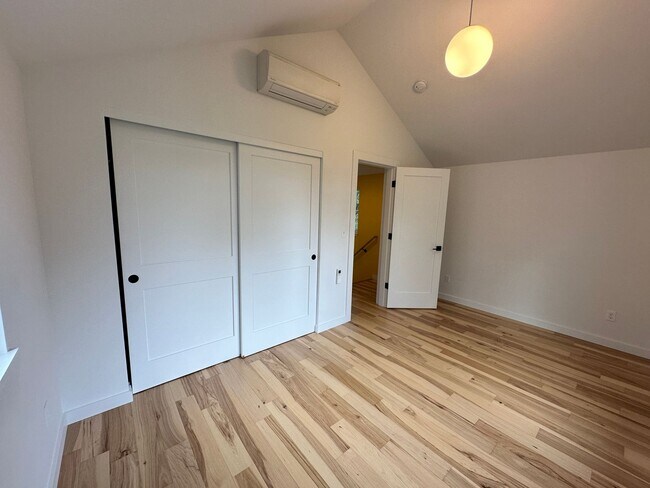 Building Photo - Like-New ADU in NE Portland!