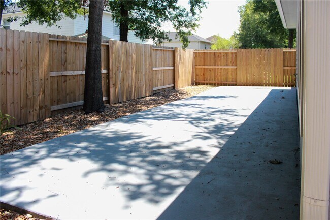 Building Photo - 16945 Scenic Knoll