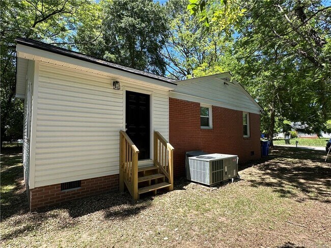 Building Photo - 4909 Walnut Dr