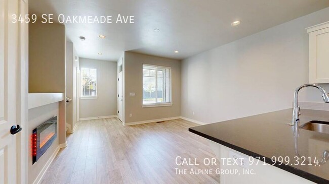 Building Photo - 3459 SE Oakmeade Ave