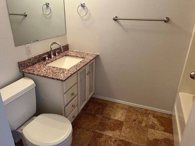 Building Photo - 4bd/2.75ba Bellevue Home