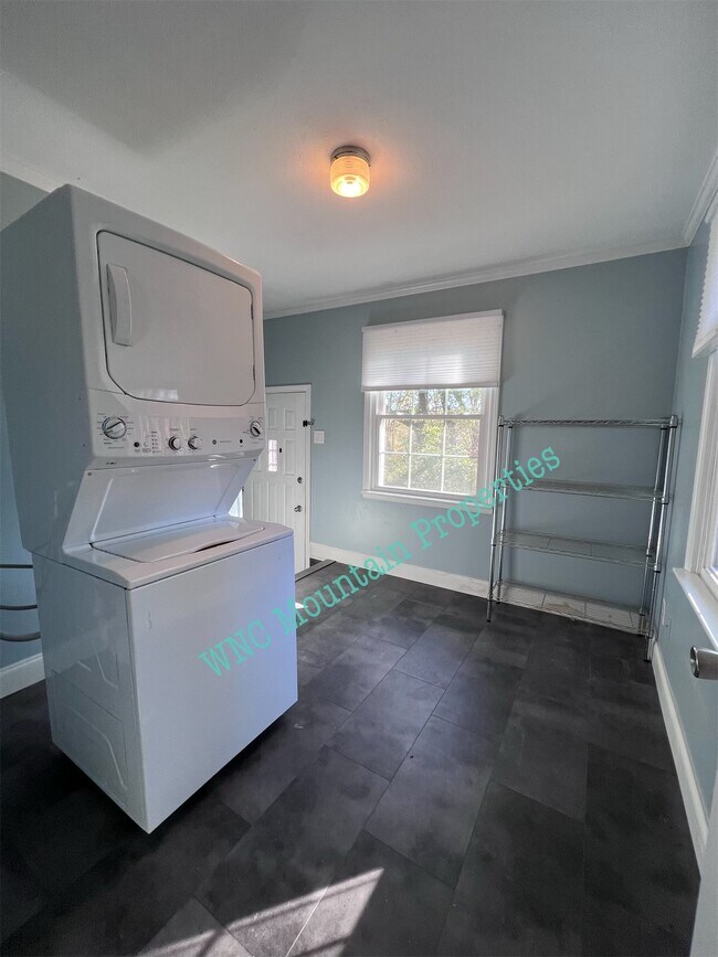 Building Photo - 247 Pleasant Meadow Ln