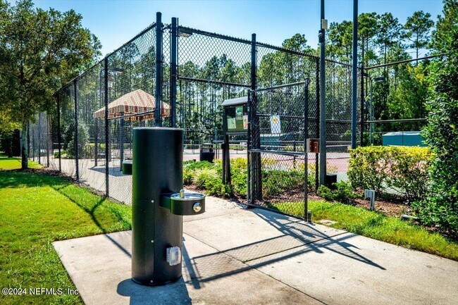 Building Photo - 215 Richmond Dr