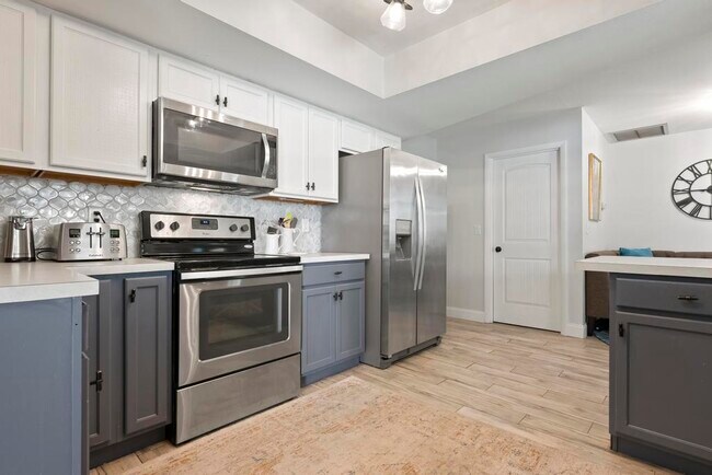 Building Photo - 6604 23rd Ave W