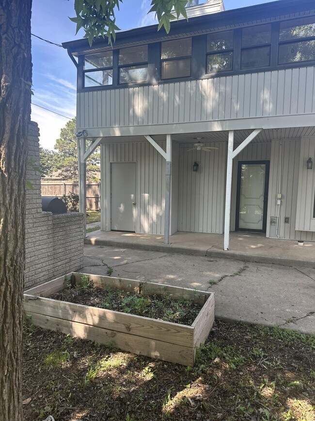 Building Photo - 3612 N Drexel Blvd