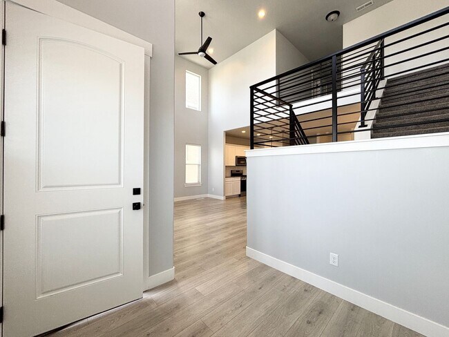 Building Photo - Gorgeous Poolside Corner Townhome at Mountain Ridge!