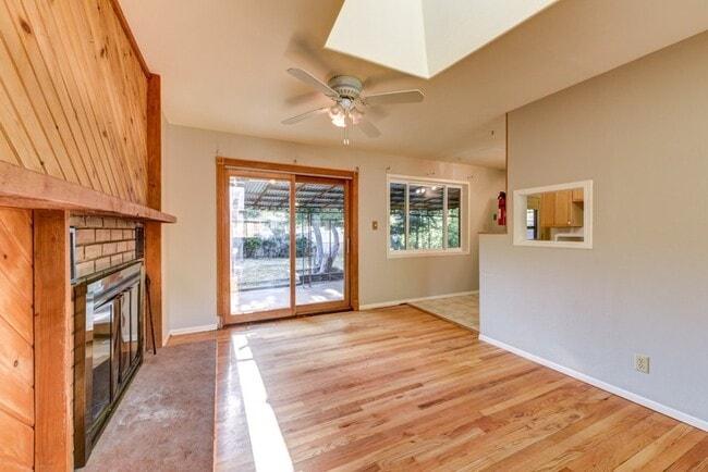 Building Photo - Beautiful and LARGE 4 bed 3 bath Home in Desirable Table Mesa Neighborhood with Full Basement.