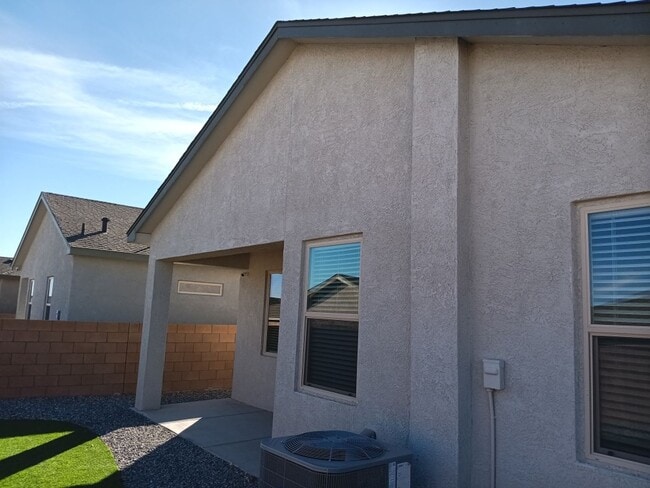 Building Photo - 3 Bedroom, 2 Bathroom Home! Schedule a Showing Today!