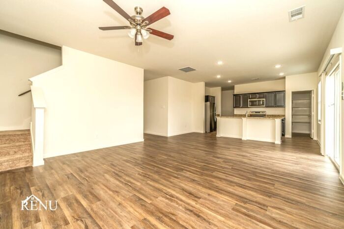 Building Photo - 550 Crestridge Dr