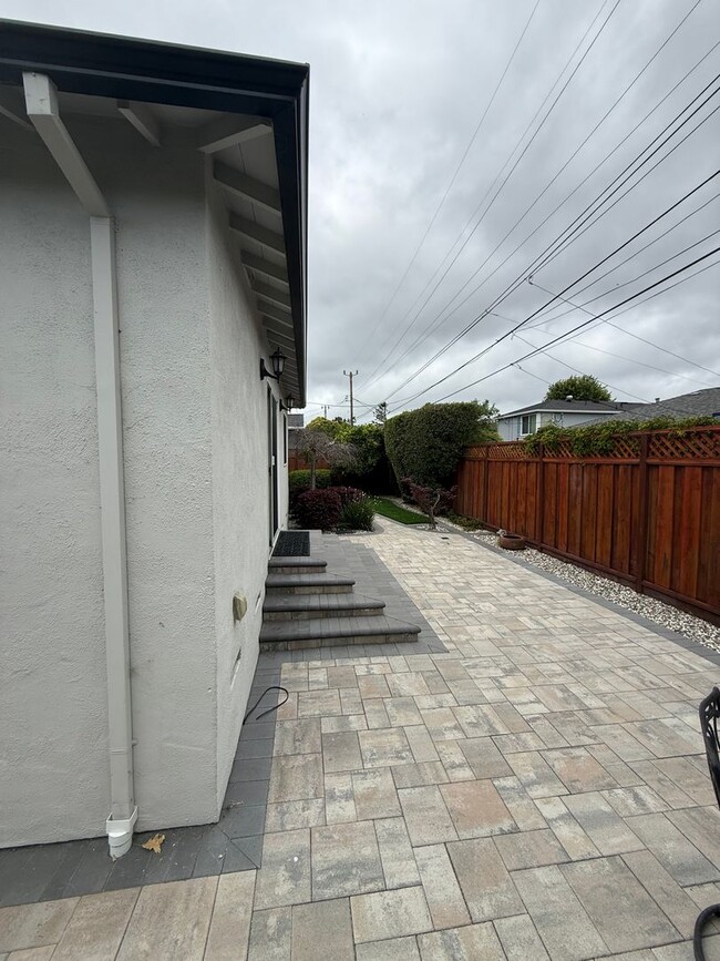 Building Photo - Burlingame Charming 2 Br 2ba Home   Open Saturday 12-1pm
