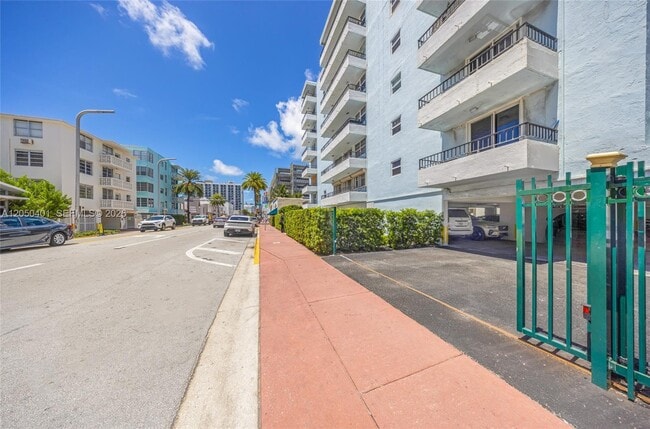 Building Photo - 720 Collins Ave