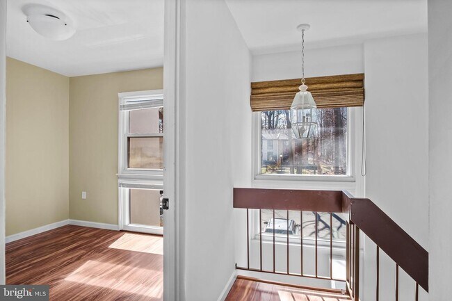 Building Photo - Headline:  Spacious & Updated Townhouse in Prime Reston Location