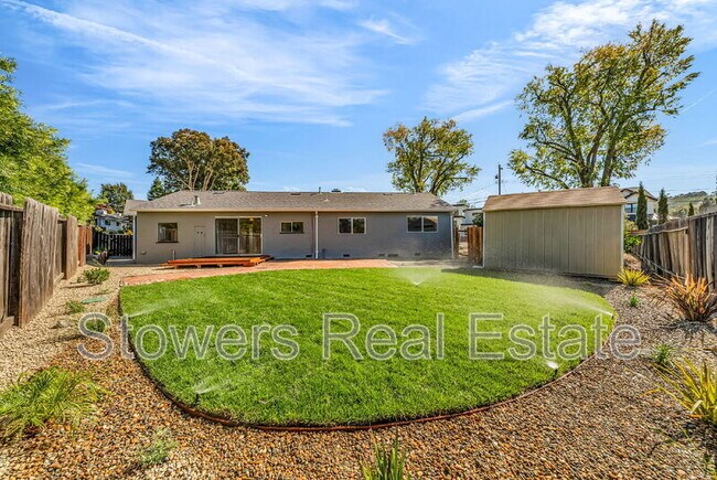 Building Photo - 275 Cameo Dr