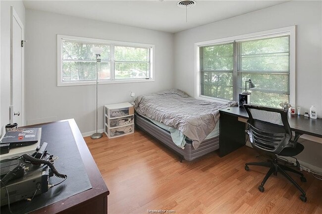Building Photo - 305 W Brookside Dr