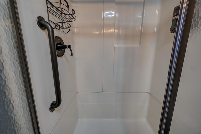 Building Photo - 46 Linderhof Golf Course Rd