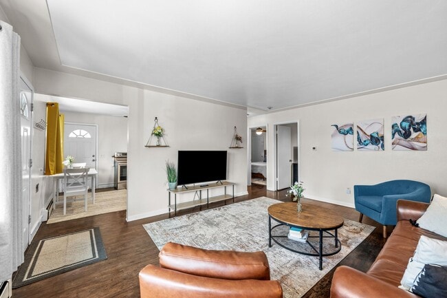 Building Photo - Gorgeous Furnished Two Bedroom in Sloans L...