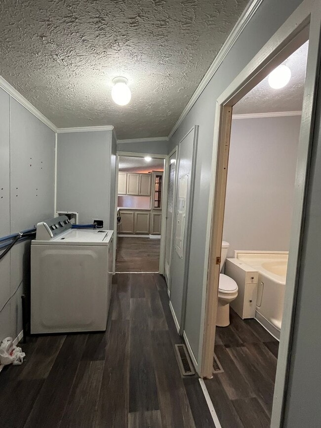 Building Photo - 3 Bedroom Home