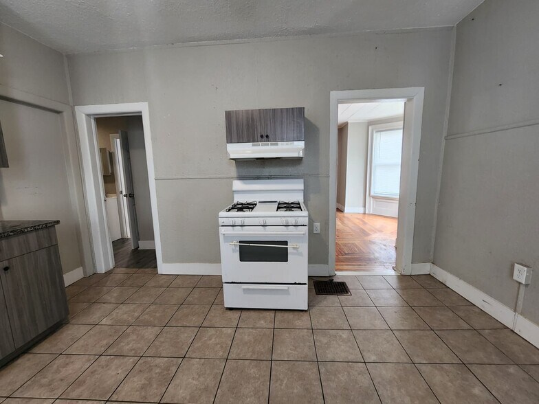 Building Photo - 74 William St