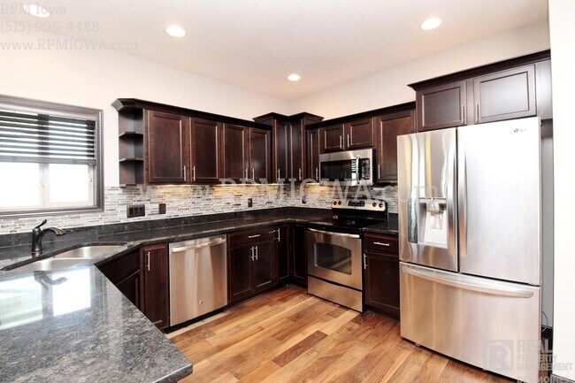 Building Photo - OVER 2000 SQ FT!!   5 Bedroom, 3.5 Bath Home in Urbandale