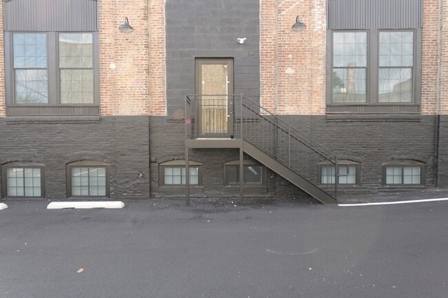 Building Photo - 1901 E Willard St