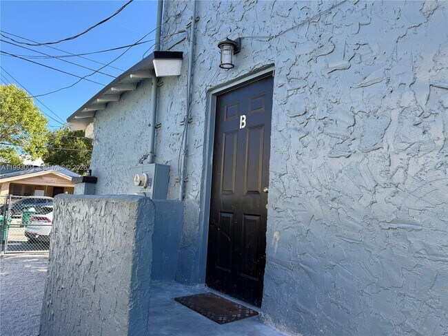 Building Photo - 236 SW 10th Ave