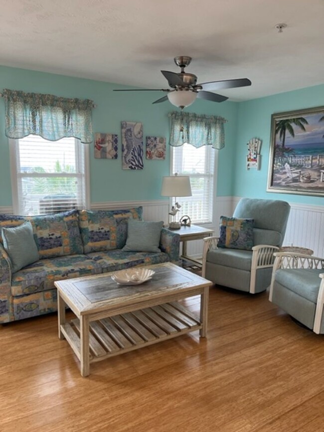 Building Photo - SEASONAL RENTAL 2 Bedroom Condo in Surf City