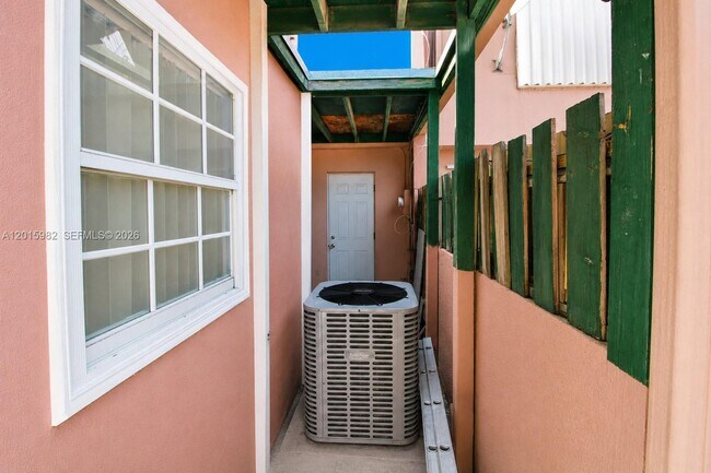 Building Photo - 6326 SW 139th Ct