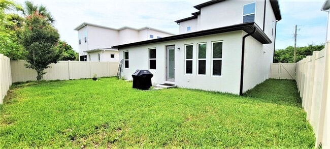 Building Photo - Spacious 4/2.5 Home