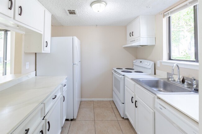 Building Photo - 15919 Golf Club Dr