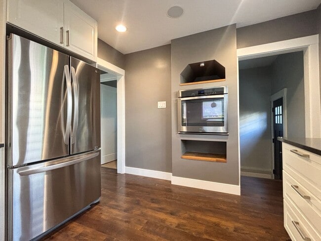 Building Photo - Stunning Remodel Near 9th & 9th!