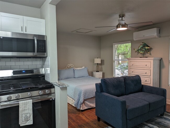 Building Photo - 418 Waco Ave