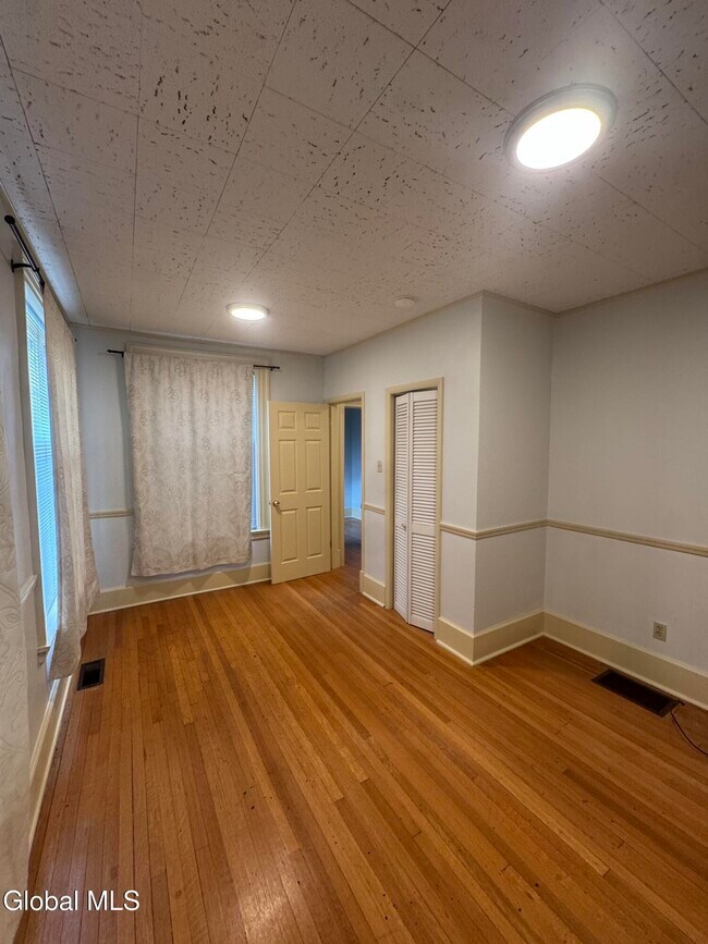 Building Photo - 133 S Lake Ave