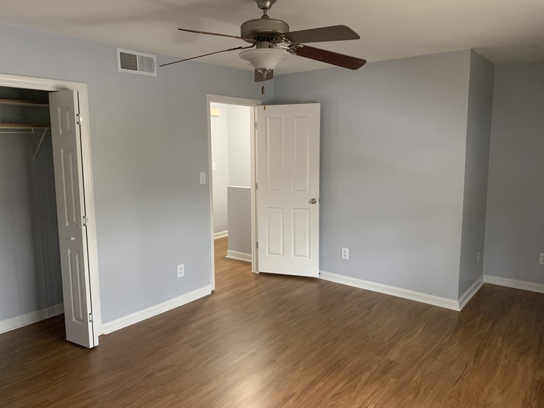 Master bedroom - 6940 Roswell Rd