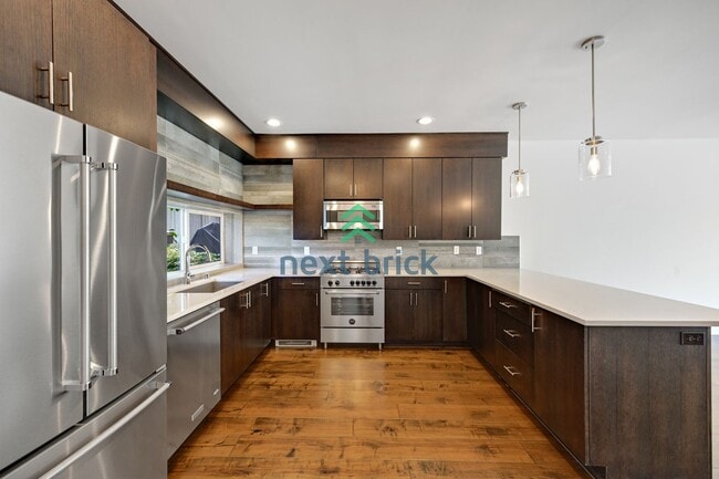 Building Photo - 3 BED & 2 BATH TOWNHOUSE FOR RENT