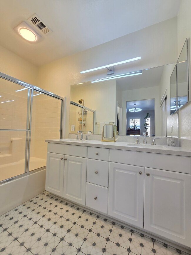 Building Photo - Beautiful Upgraded 2 Bedroom 2 Bathroom Townhouse in Gated Community – Santa Clarita