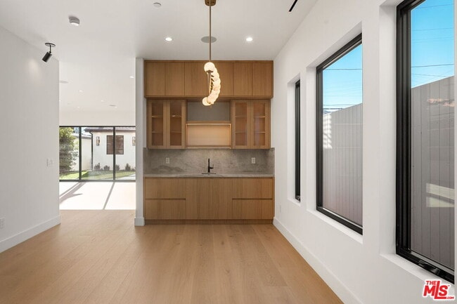 Building Photo - 3517 Redwood Ave