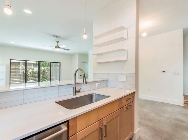 Building Photo - 2101 Montopolis Dr