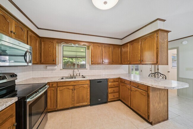 Building Photo - Spacious Single Story 4 Room Home + Sunroo...